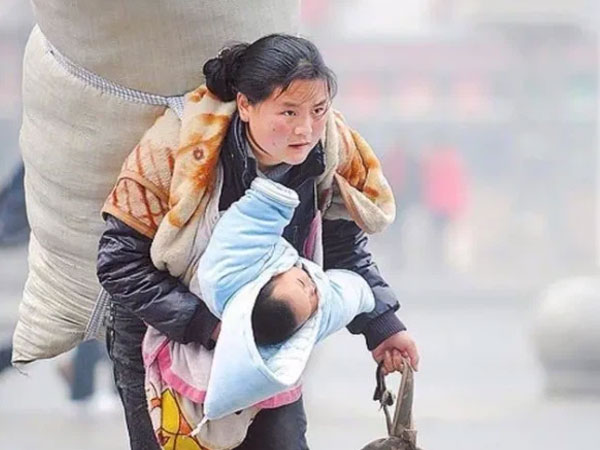 Ít tháng sau bức ảnh chấn động, người mẹ trong hình chịu bi kịch 'xé lòng': Nghèo ở TQ đáng sợ tới mức nào?