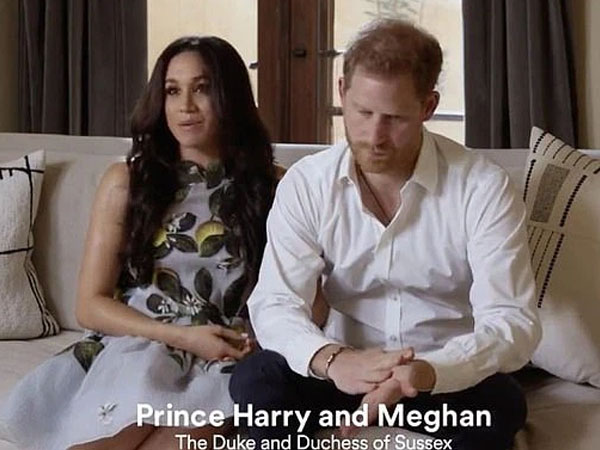 Nhà Sussex lần đầu xuất hiện sau khi chính thức rời khỏi hoàng gia, sắc mặt của Meghan Markle với chồng khác nhau 'một trời một vực'