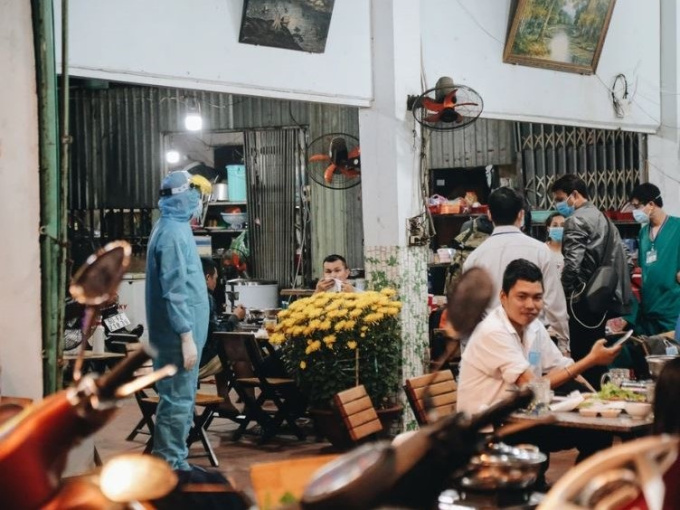 TP.HCM: Người dân bất ngờ khi được lấy mẫu xét nghiệm Covid-19 tại quán nhậu đêm