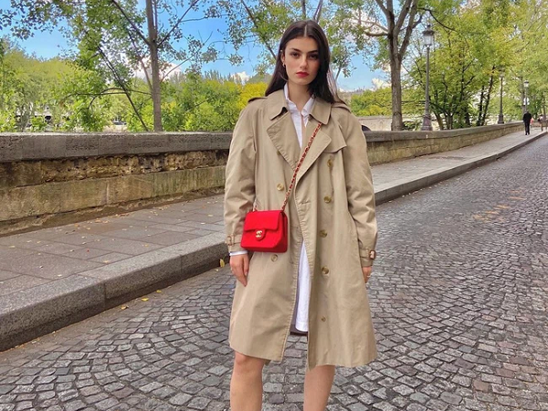 Quý cô người Pháp nào cũng có sẵn một chiếc áo trench coat, và đây là 13 cách diện sang trọng đỉnh cao của họ