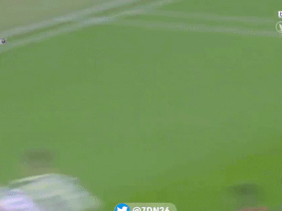 Ronaldo bỏ lỡ không tưởng khi đệm bóng ra ngoài từ cự ly... hơn 1m
