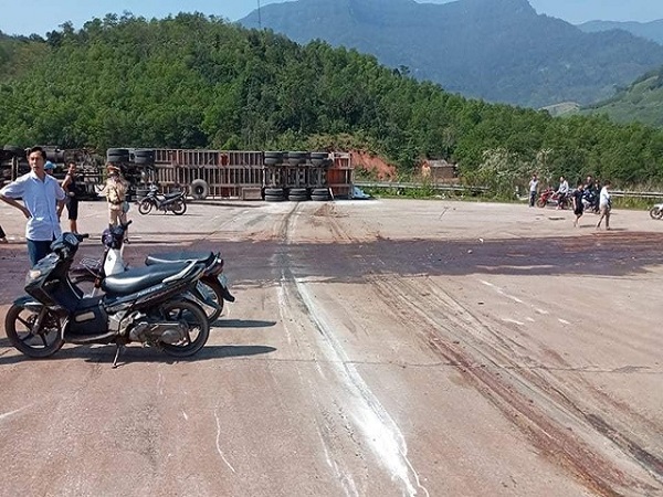 Đối đầu với xe đầu kéo, 2 nam thanh niên tử vong thương tâm