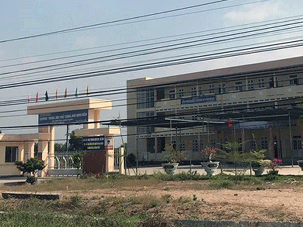 Nhóm người lạ mặt xông vào trường, bắt 3 học sinh đi đánh đập dã man, nhấn đầu xuống bùn lầy