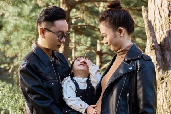 Bà xã JustaTee gọi chồng là người 'dành cả thanh xuân để chờ vợ đẻ', dân tình hóng hashtag mới "ra lò"