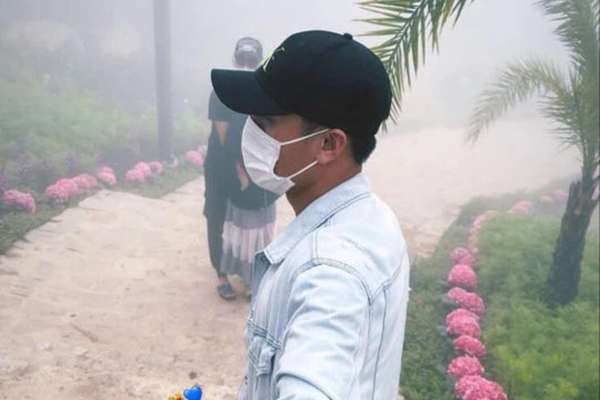 Bùi Tiến Dũng nắm tay bạn gái khi đang ngủ gật trên xe