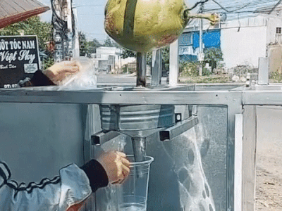 Phát hiện cách lấy dừa kiểu mới nhưng dân tình lo ngại 'bán xong chắc... lên cơ'