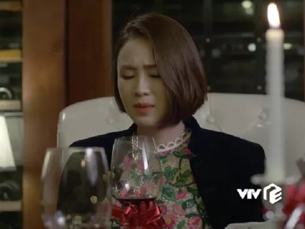 Hướng dướng ngược nắng tập 32: Châu rơi nước mắt trên bàn tiệc cầu hôn khi Kiên đang khóc nấc trong nhà xác