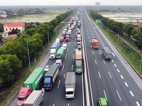 Xe tải, container nối đuôi hàng km trên cao tốc Hà Nội - Hải Phòng chờ khai báo y tế