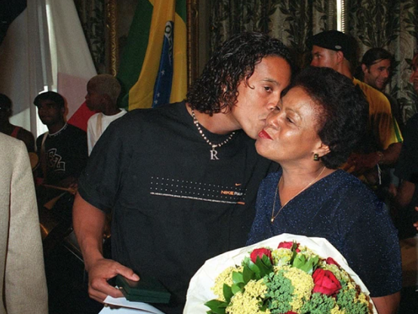Quá suy sụp, Ronaldinho không thể dự đám tang mẹ
