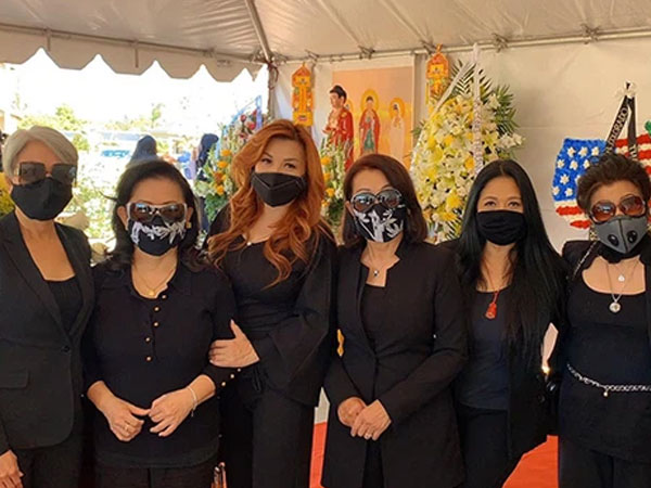 Tang lễ ca sĩ Quốc Anh qua đời tại Mỹ vì Covid-19: Bà xã cố NS Chí Tài cùng bạn bè bật khóc tiễn biệt người quá cố