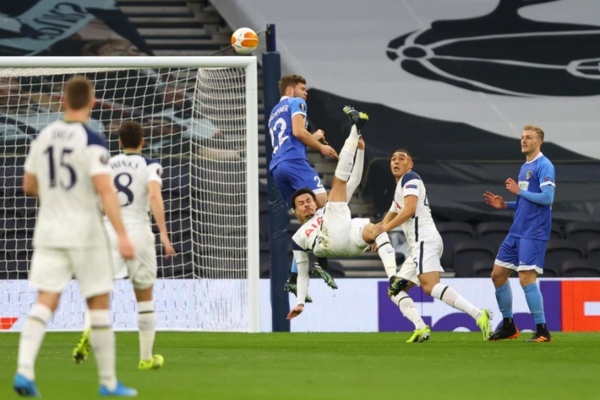 Alli lập siêu phẩm 'ngã bàn đèn', Tottenham giành vé đầu tiên vào vòng 1/8 Europa League