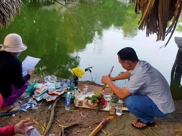 Chơi cùng người nhà tại quán ăn, bé trai 8 tuổi rơi xuống ao nước tử vong