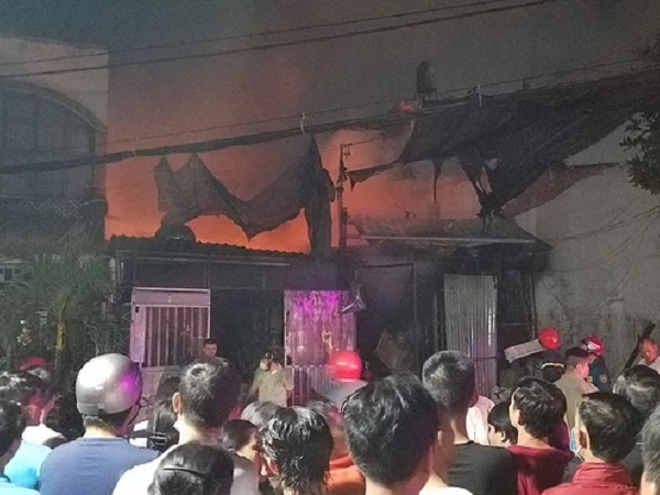 TP.HCM: Nhà thu mua phế liệu cháy dữ dội, người dân nỗ lực cứu tài sản nhưng phải tháo chạy thoát thân