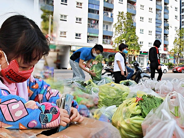 Video: Quầy hàng 0 đồng, lấy tùy ý trả tùy tâm giải cứu nông sản Hải Dương