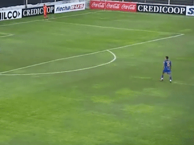 Video: Cầu thủ lấy đà hơn 20m, nhảy chân sáo để sút pen và cái kết không thể đắng hơn