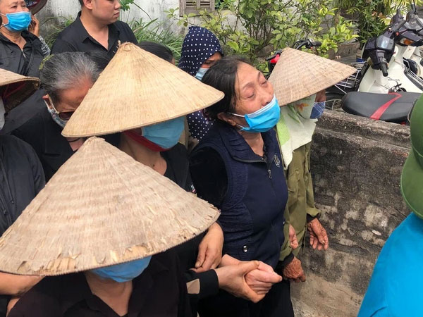 Quặn lòng đám tang của nữ sinh lớp 10 bị bạn trai bóp cổ đến chết, người thân ngã quỵ trên đường đưa tiễn