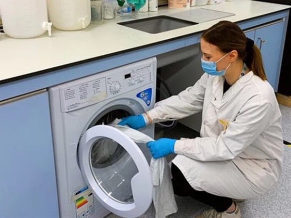 Phát hiện mới: Virus SARS-CoV-2 vẫn 'sống tốt' trên vải, quần áo đến 3 ngày
