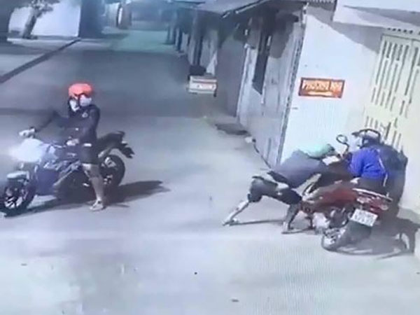 Bắt nhóm chặn đường, xịt hơi cay để giật giỏ xách ở Hóc Môn