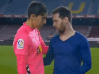 Thủ môn Elche 'há hốc mồm' khi được Messi xin đổi áo