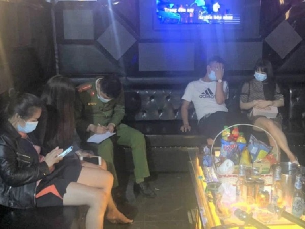 Quán karaoke phớt lờ lệnh cấm, mở cửa cho khách cùng 'tay vịn' hát