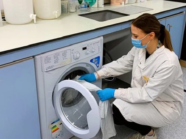 Phát hiện mới: Virus SARS-CoV-2 vẫn 'sống tốt' trên vải, quần áo đến 3 ngày