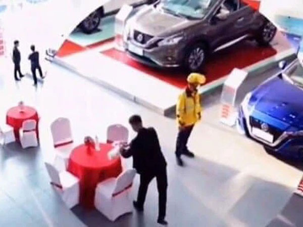 Shipper đi làm vì đam mê: Giao đồ ăn cho khách, thấy ô tô đẹp quá xuống tiền mua luôn dù đã có 2 cái