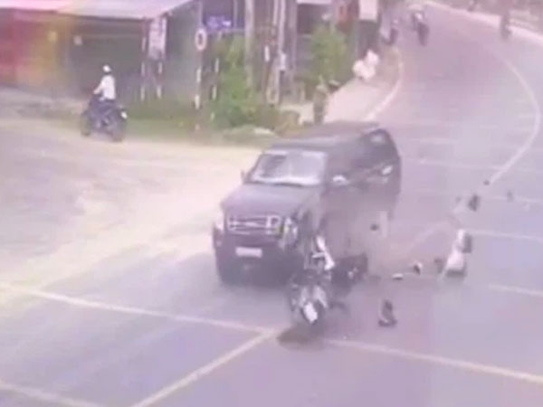 Chạy về báo tin cha bị tai nạn, con trai tông vào xe bán tải tử vong