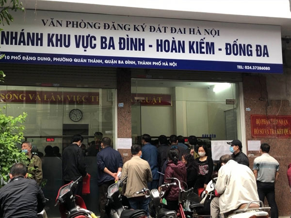 Người dân Thủ đô chen chân làm thủ tục liên quan đến đất đai