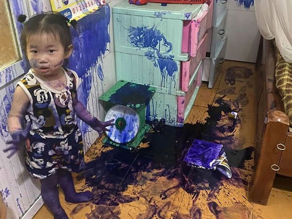 Mẹ trẻ đăng ảnh 'tố' con gái không có chút thùy mị nào khiến dân mạng cười mệt, câu nói 'đẻ con gái nết na' đúng là nhầm to