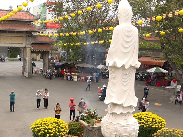 Video: Nhiều chùa ở TP.HCM đóng cửa, khuyên phật tử ở nhà Rằm tháng Giêng