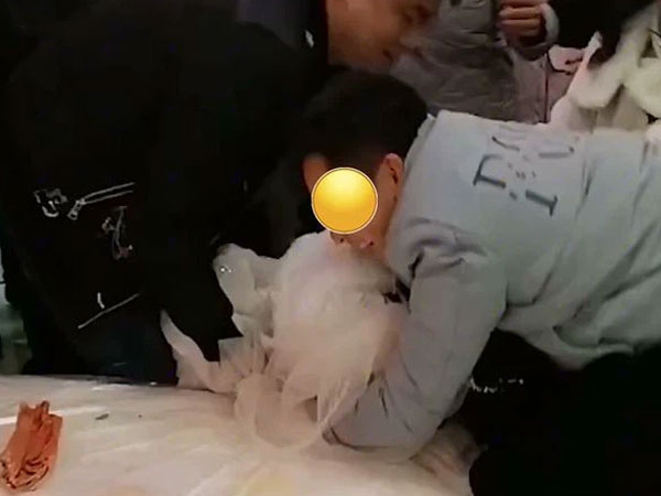 Cô dâu hoảng loạn vì bị khách nam thực hiện hành vi nhạy cảm, chú rể chứng kiến toàn bộ nhưng lại có phản ứng kỳ lạ gây phẫn nộ