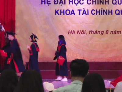 'Lầy lội' như Hậu Hoàng: Lên nhận bằng Tốt nghiệp cũng phải 'tấu hài' tí cho vui
