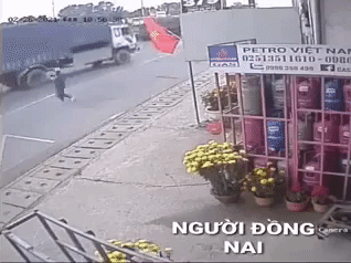Clip: Cô gái Đồng Nai làm rơi 59 triệu đồng, nhiều người đi đường nhanh tay 'hôi của' rồi bỏ đi