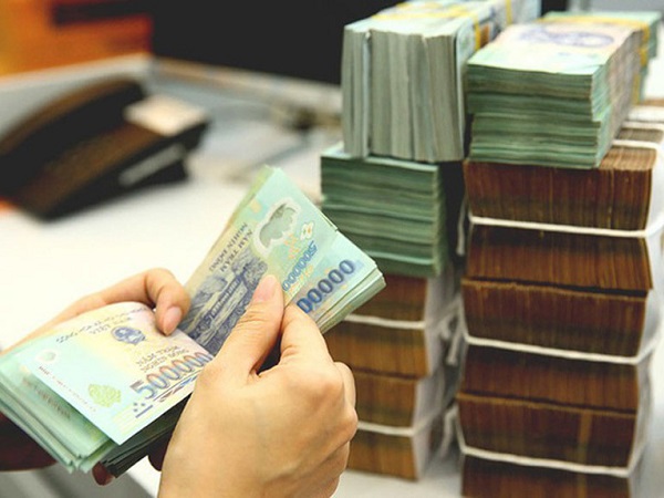 Lãi suất tiết kiệm tiếp tục giảm, vay vốn vẫn chịu lãi suất cao