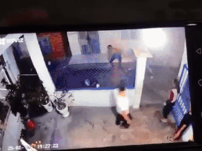 Clip: Người phụ nữ bất ngờ bị tưới xăng thiêu sống, ngọn lửa ngùn ngụt khiến tất cả kinh hãi