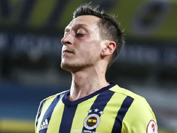 'Tránh vỏ dưa gặp vỏ dừa', Mesut Oezil khởi đầu chật vật ở Fenerbahce