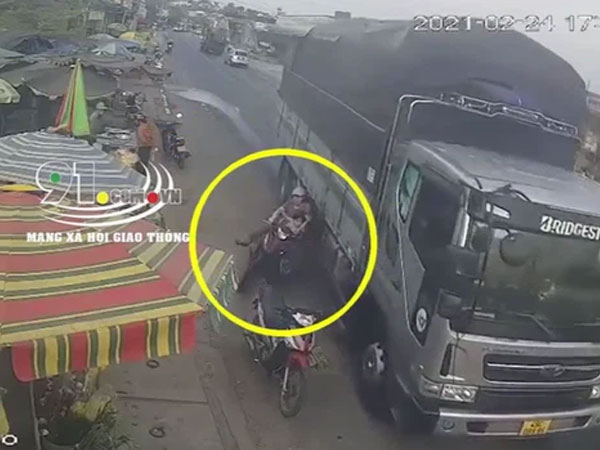 Khoảnh khắc ô tô tải vượt ẩu suýt đẩy 2 mẹ con đi xe máy đến tai nạn kinh hoàng