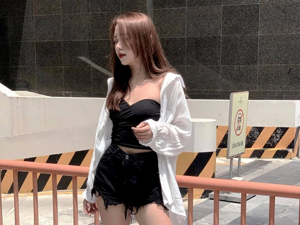 Đâu phải có mình Ngọc Trinh tự tin mặc bra top đi shopping, con gái Việt giờ ra đường cũng sexy và táo bạo chẳng kém cạnh