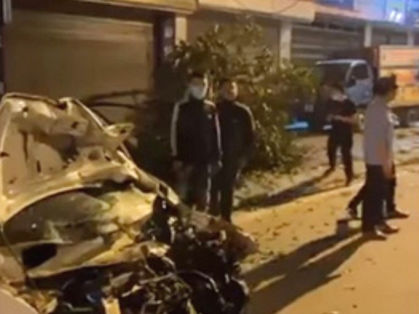 Va chạm với xe ô tô, 2 sinh viên tử vong trên đường đi làm thêm về