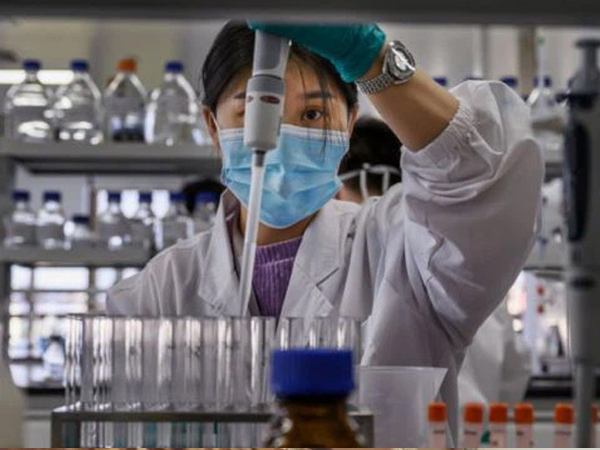 Tiêm phòng vắc-xin Covid-19: Chuyên gia giải đáp một số băn khoăn của người dân trước khi tiêm