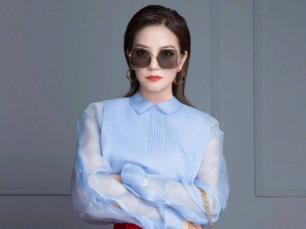 So sánh thần thái của hai đại sứ Fendi tạiTriệu Vy & Song Hye Kyo khi xem show FENDI trực tuyến