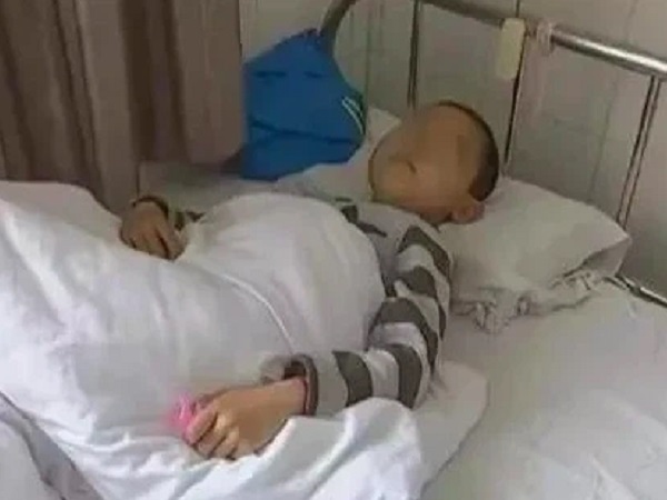 Cậu bé 7 tuổi mắc ung thư dạ dày, mẹ ân hận vì quá chiều chuộng mà cho con ăn nhiều món độc hại này