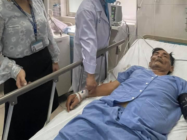 Vợ diễn viên Thương Tín đã có mặt tại bệnh viện, sức khỏe hiện tại vẫn rất yếu
