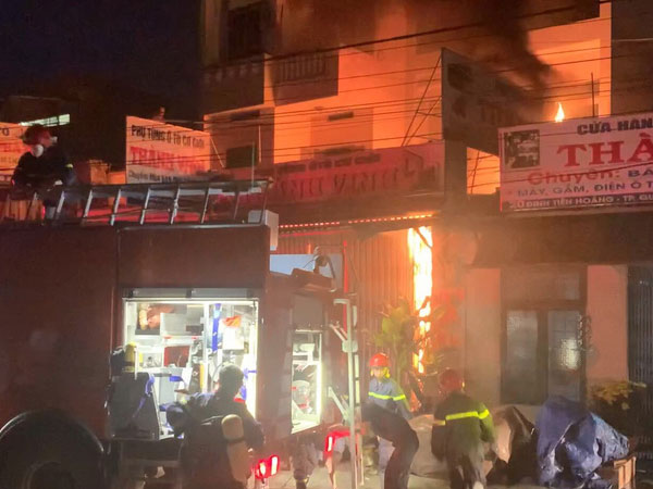 Ứng cứu kịp thời hai cha con mắc kẹt trong ngôi nhà đang bốc cháy dữ dội