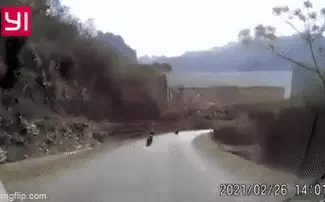 Video: Thanh niên đâm trực diện ô tải trên đường đèo, hiện trường khiến tất cả ám ảnh