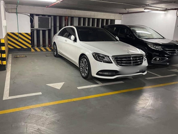 Đỗ xe ngang trái, chủ Mercedes tiền tỷ 'tái mặt' khi đối diện với màn trừng phạt đặc biệt
