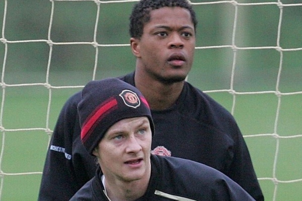 Evra chúc mừng sinh nhật Solskjaer, không quên 'cà khịa' vụ Young dính phân chim