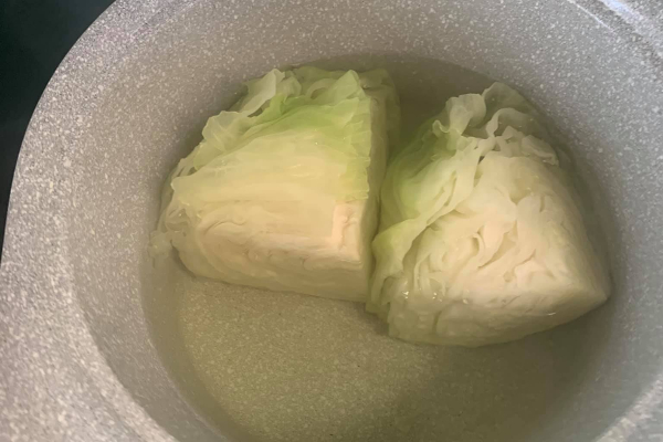 Nhờ chồng luộc bắp cải, cô vợ đã hoảng hồn khi mới ở khâu rửa rau