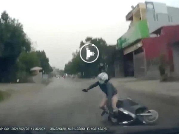 Video: Nữ ninja Lead ngã lăn ra giữa đường và khoảnh khắc suýt chết trước đầu ô tô khiến ai nấy bủn rủn