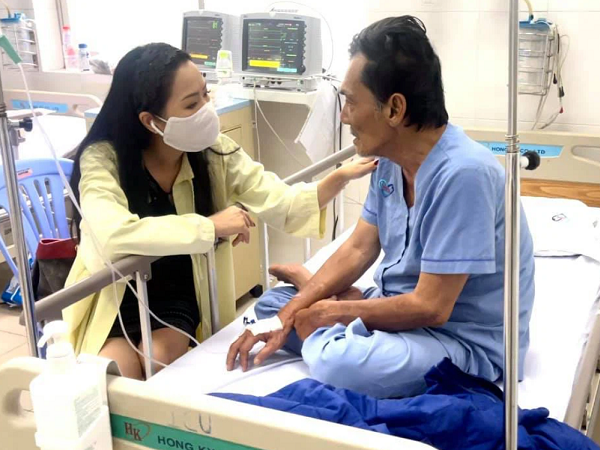 NS Thương Tín đã có thể ngồi dậy trò chuyện với đồng nghiệp, Trịnh Kim Chi tiết lộ chẩn đoán của bác sĩ về tình trạng nam diễn viên